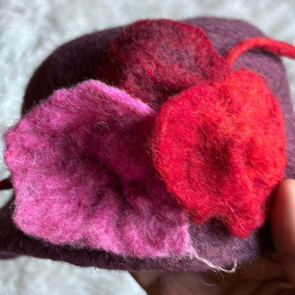 Women’s cute Wool with 3 contrasting florettes winter casual hat, accessories - Picture 2 of 10